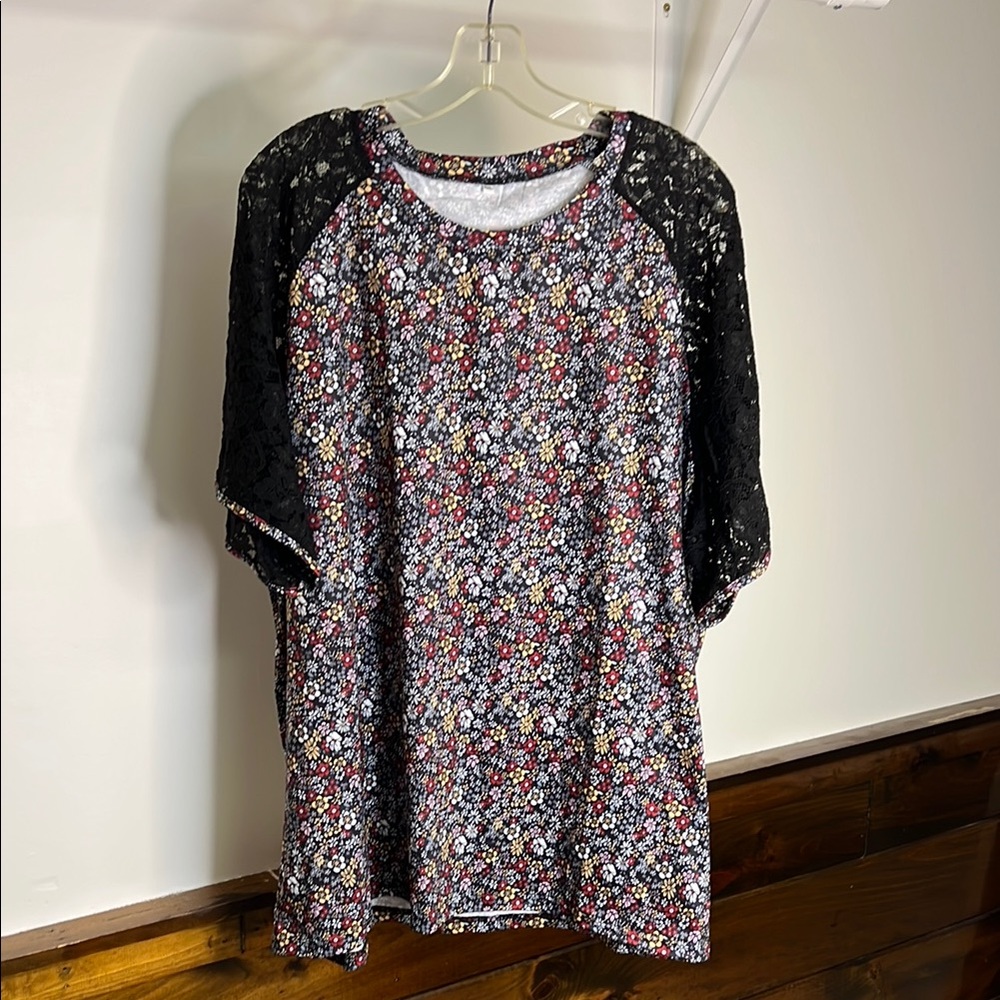 NWOT Amazon Floral Lace Sleeve Women's Top- 4XL